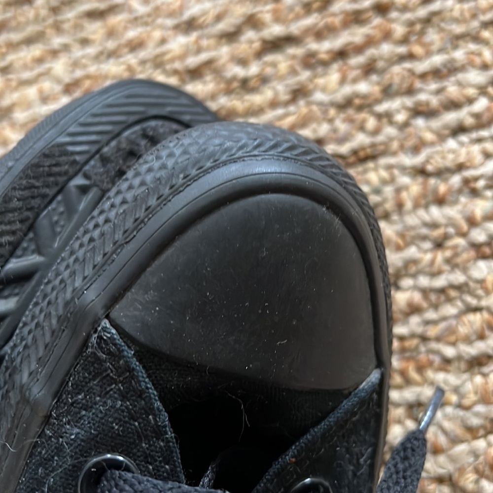 Black converse - Picture 7 of 7